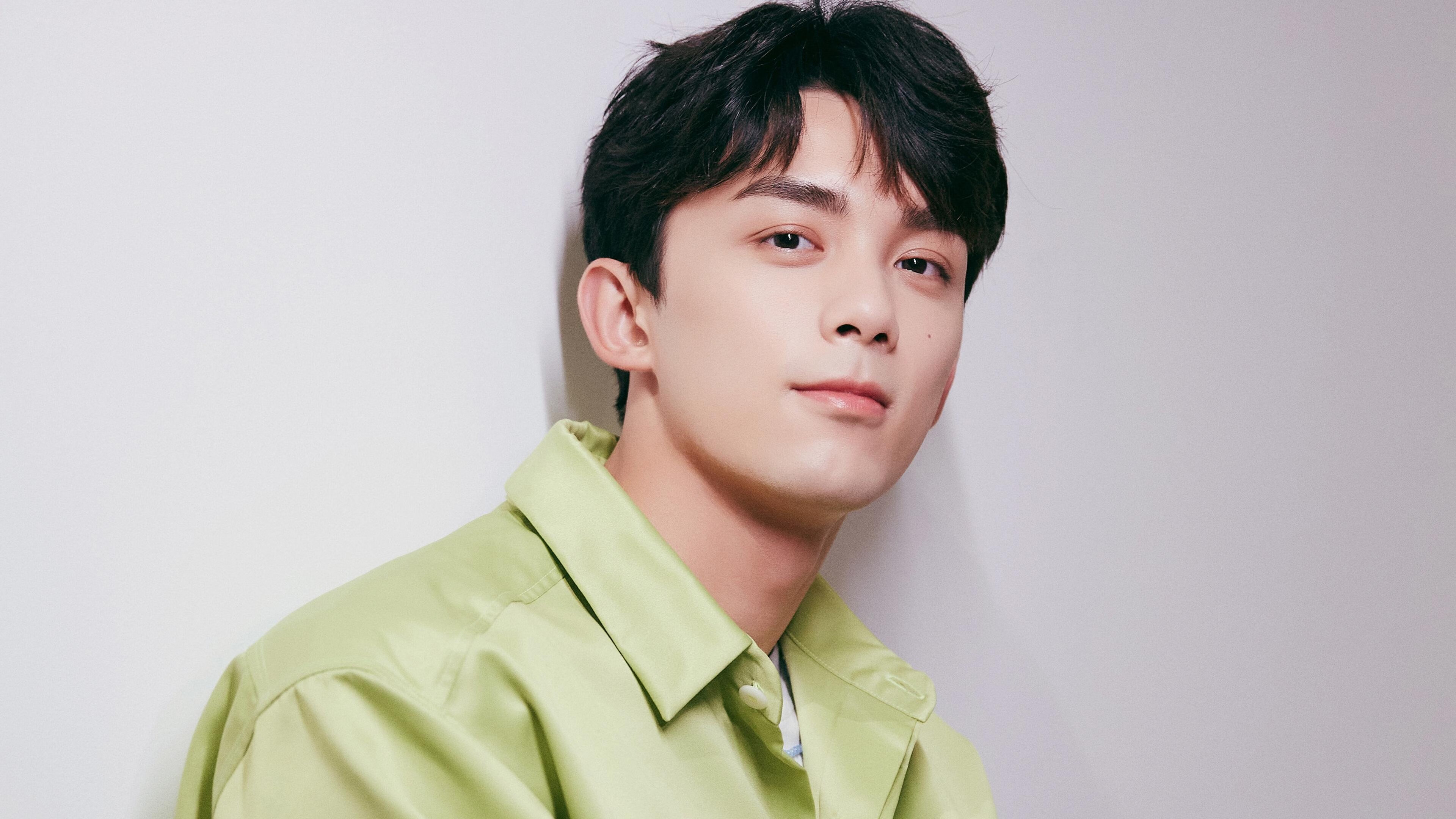 “羽毛球:简阳文体中心赛场上演绝妙击球与战术博弈”