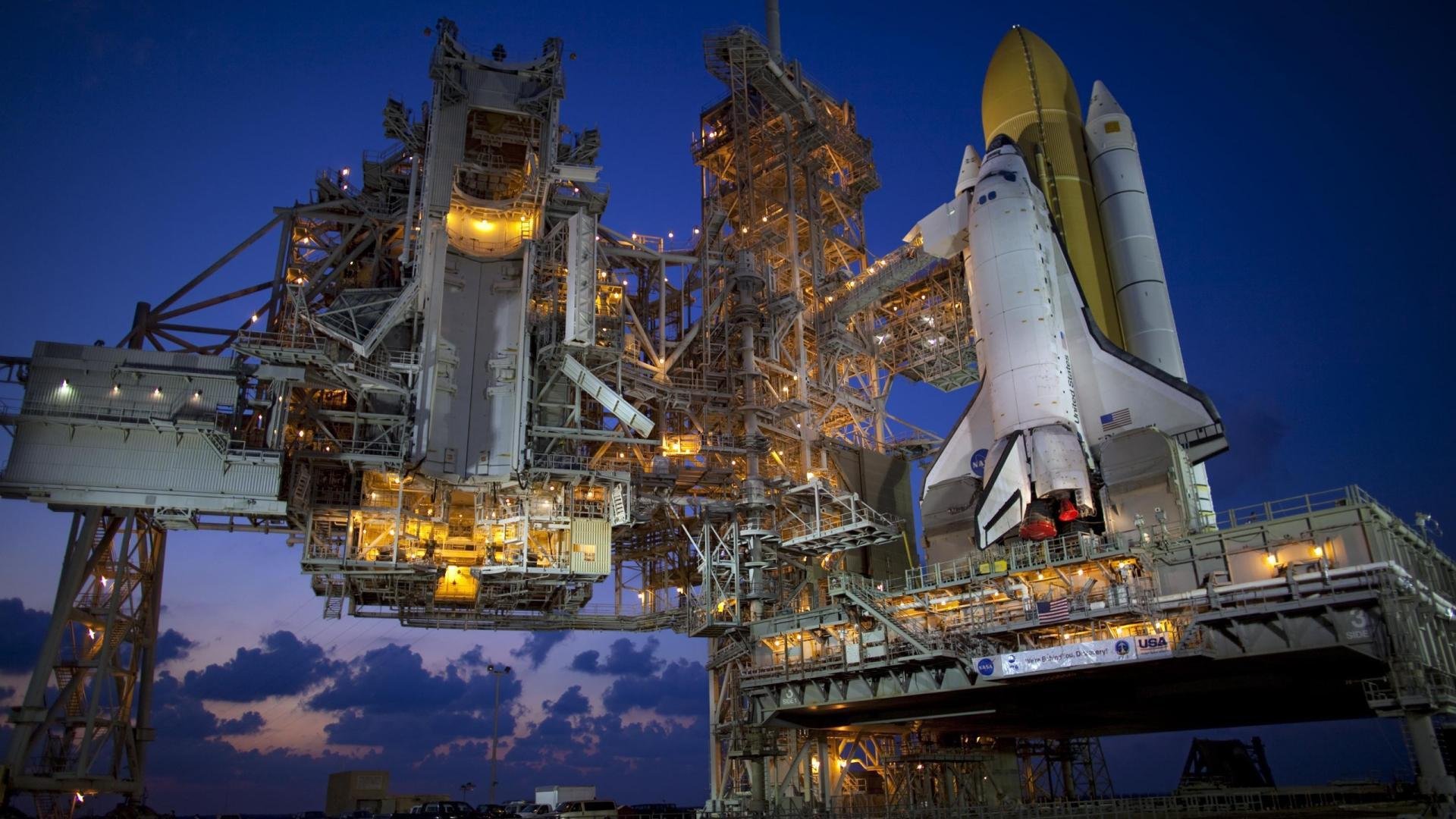 “高新体育中心:羽毛球赛场上演速度与力量的巅峰较量”