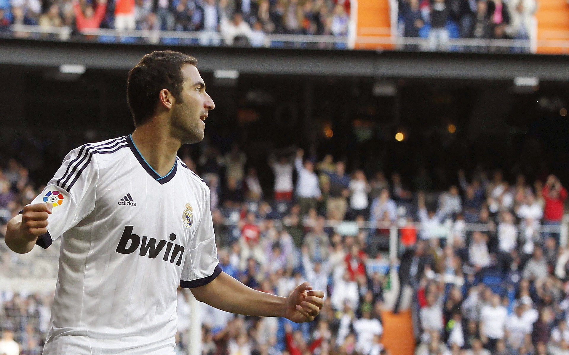 媒体采访老将讲述职业生涯经历激励年轻球员坚持初心,球星采访视频