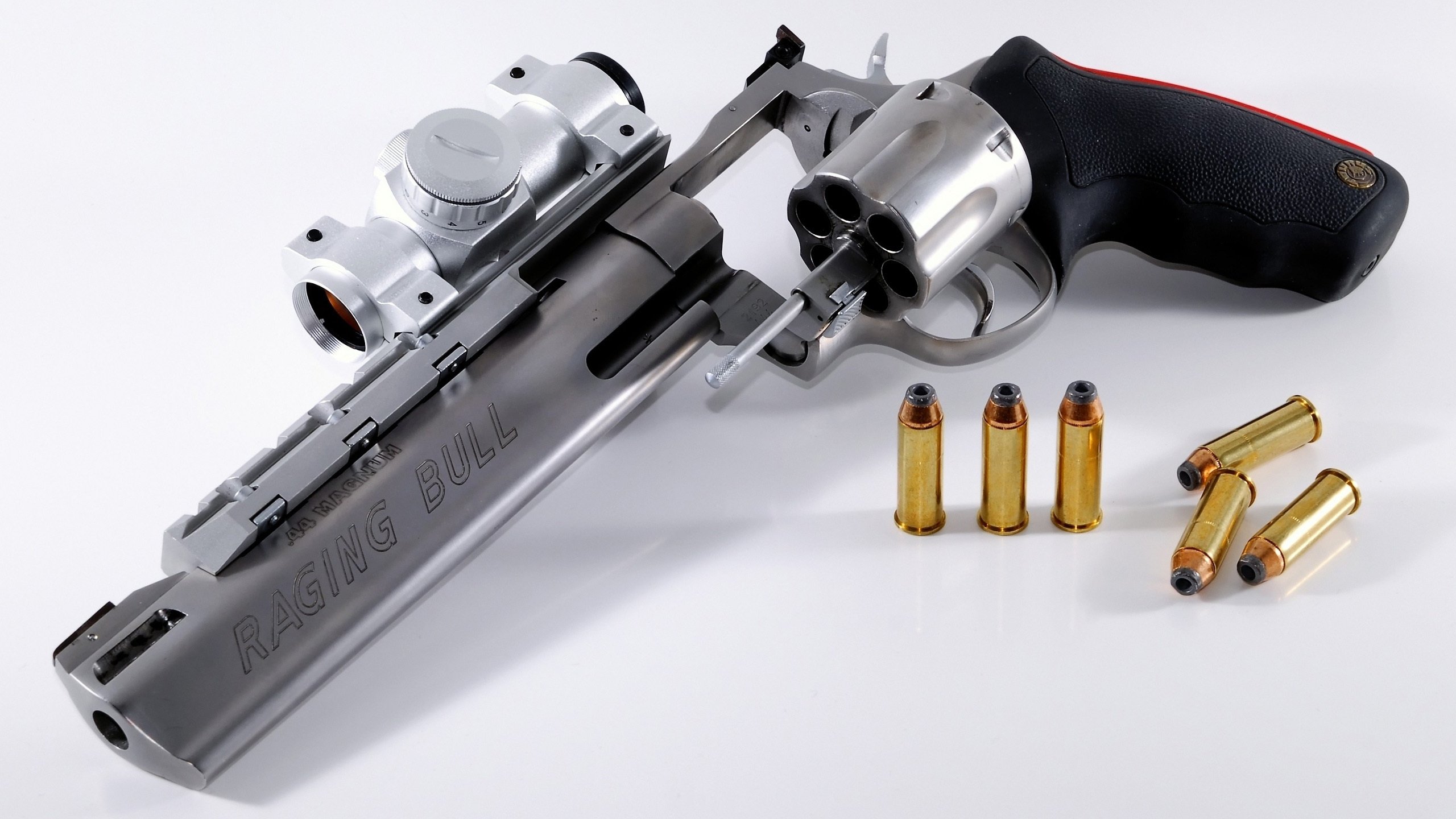 男子篮球培训注重快速反应与决策能力培养，男孩篮球训练